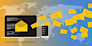 Briefumschläge als Symbol für E-Mails entströmen einem Bildschirm