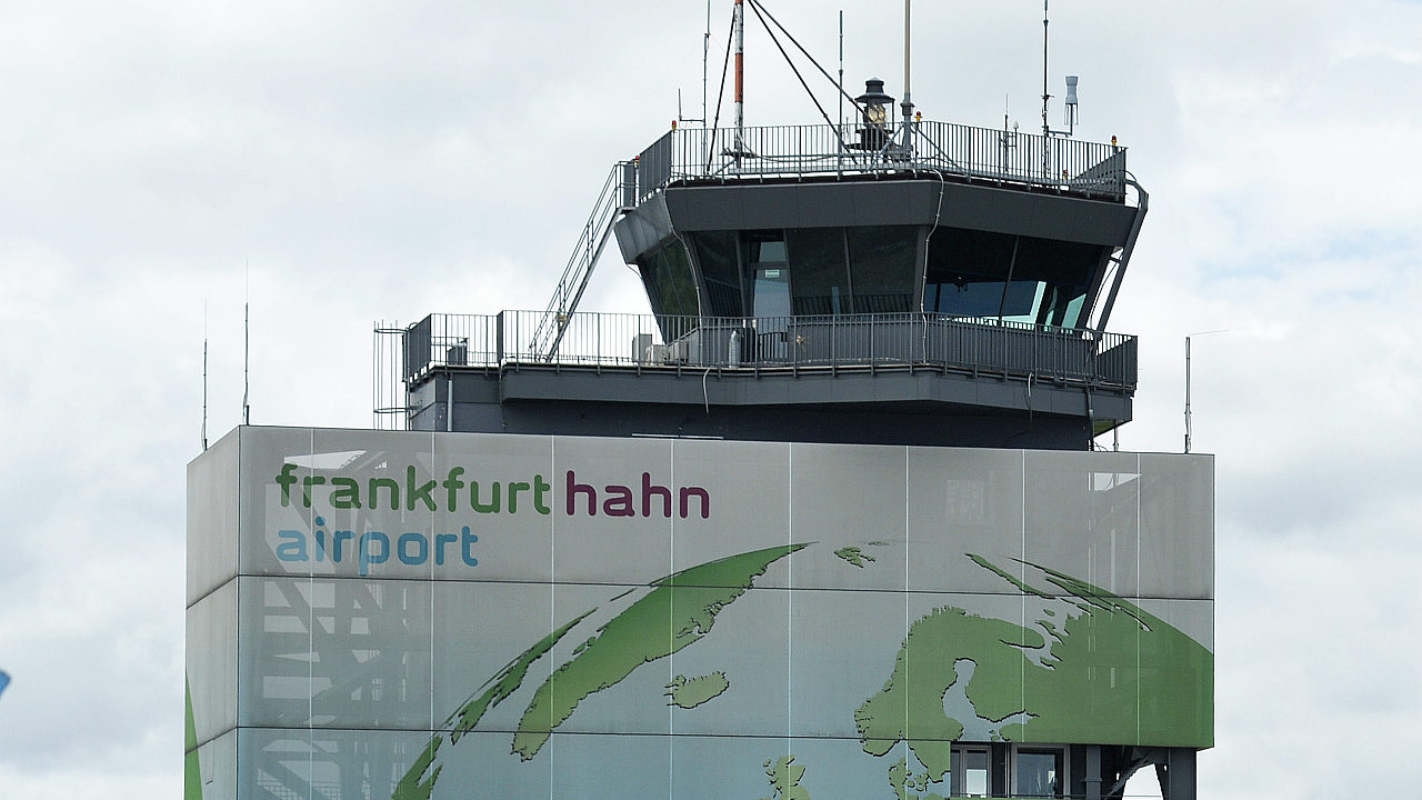 Tower Frankfurt-Hahn, auf dem Tower abgebildet ist die Weltkugel, außerdem ein Schriftzug: "Frankfurt-Hahn Airport"
