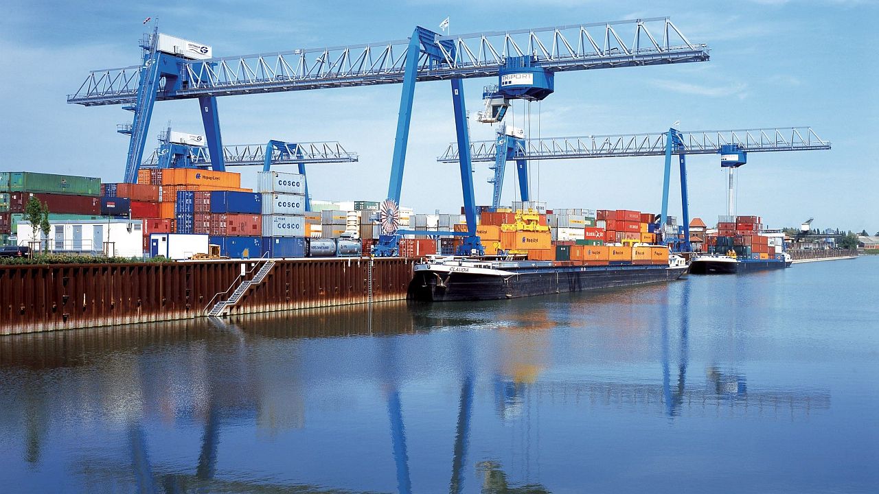 ein Frachtschiff wird im Hafen von Ludwigshafen mit Containern beladen