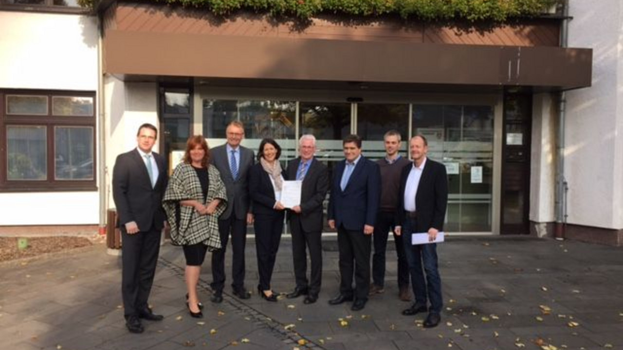 Wirtschaftsstaatssekretärin Daniela Schmitt übergibt Förderbescheid an Volker Mendel, Bürgermeister der Verbandsgemeinde Puderbach.