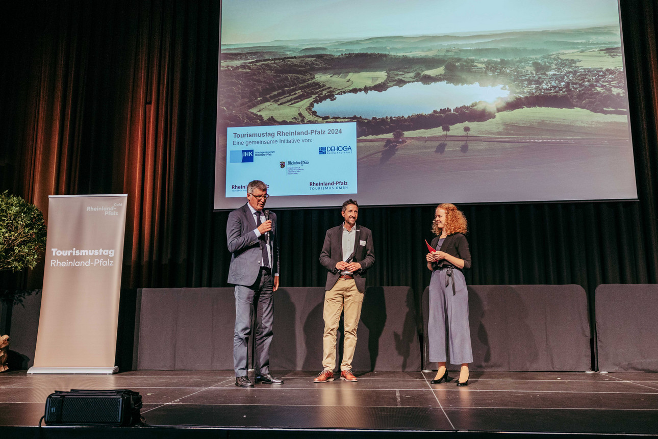 Wirtschaftsministerin Daniela Schmitt hat den 24. Tourismustag Rheinland-Pfalz feierlich eröffnet. Die landesweite Veranstaltung, die unter dem Motto „Deine Goldene Zeit im Tourismus Rheinland-Pfalz“ steht, brachte in Bitburg zahlreiche Vertreterinnen und Vertreter der Tourismusbranche zusammen.