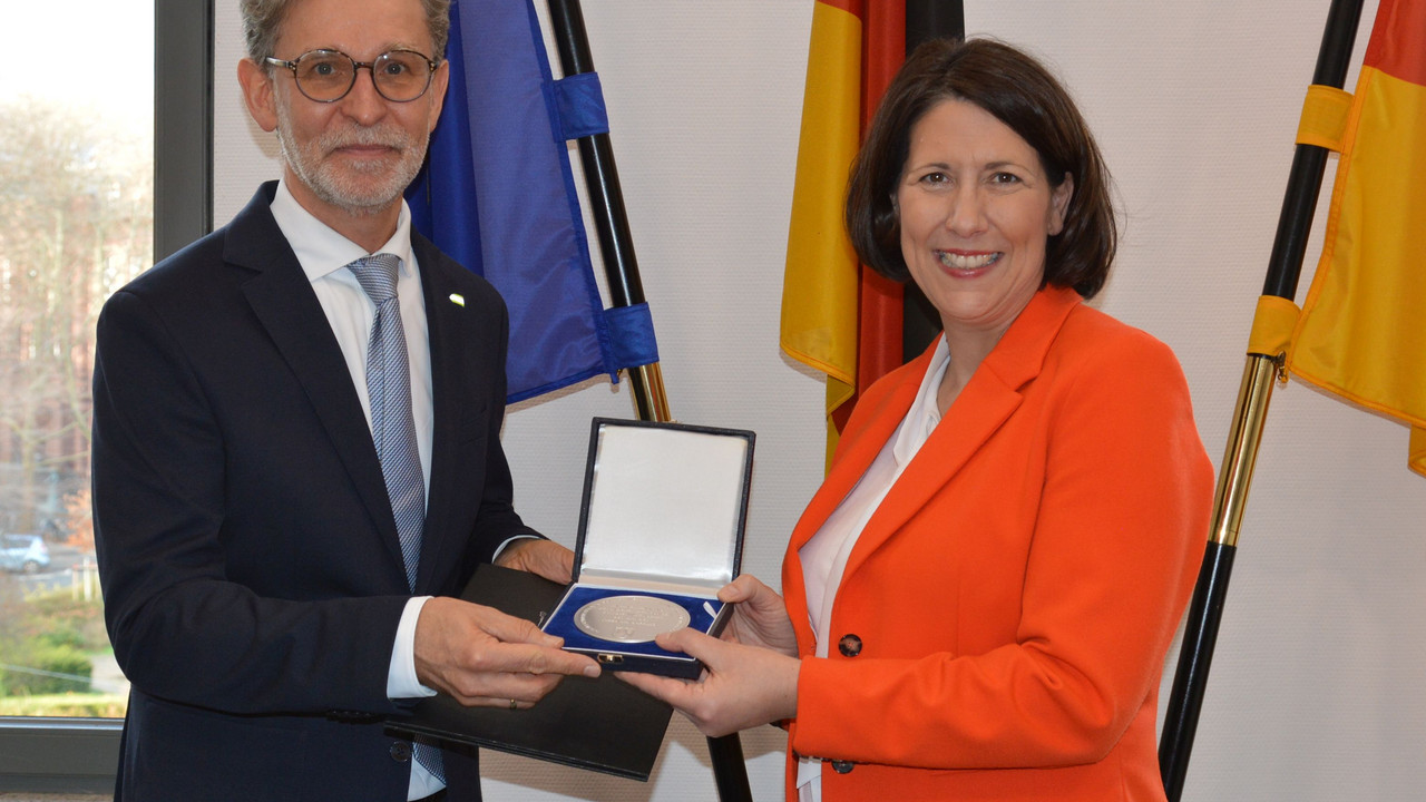 Wirtschaftsministerin Daniela Schmitt hat Unternehmer Thilo Juchem aus Niederwörresbach (Landkreis Birkenfeld) mit der Wirtschaftsmedaille der Wirtschaftsministerin ausgezeichnet.