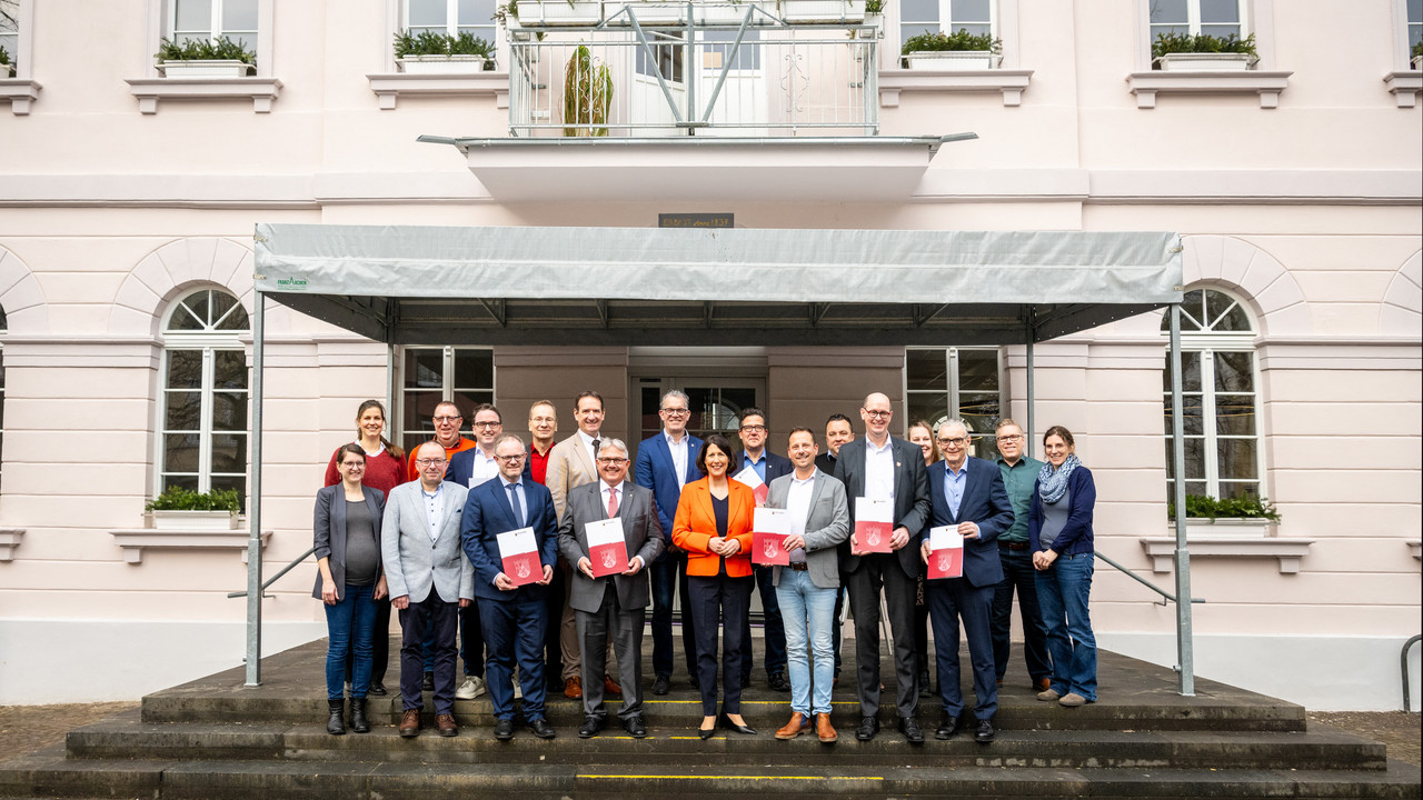 Wirtschaftsministern Daniela Schmitt hat den zehn Kommunen des kommunalen Verbundprojekts „Mitten am Rhein“ im Rathaus in Remagen zehn KIPKI-Förderbescheide in Höhe von insgesamt rund 3,8 Millionen Euro überreicht.