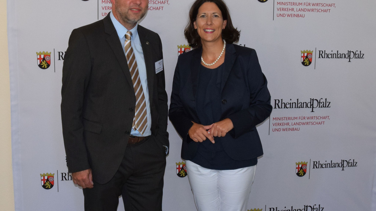 Wirtschaftsstaatssekretärin Daniela Schmitt mit Peter Winternheimer, Direktor des Opel-Werks in Kaiserslautern.