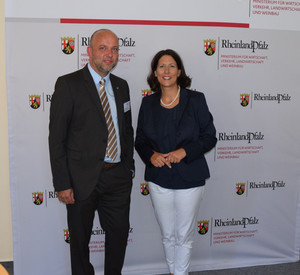 Wirtschaftsstaatssekretärin Daniela Schmitt mit Peter Winternheimer, Direktor des Opel-Werks in Kaiserslautern.