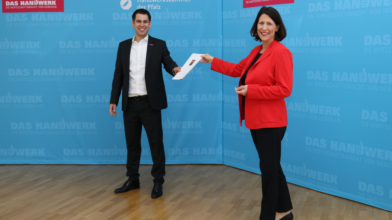 Wirtschaftsministerin Daniela Schmitt überreicht Dr. Till Mischler, Hauptgeschäftsführer der HWK der Pfalz, einen Förderbescheid