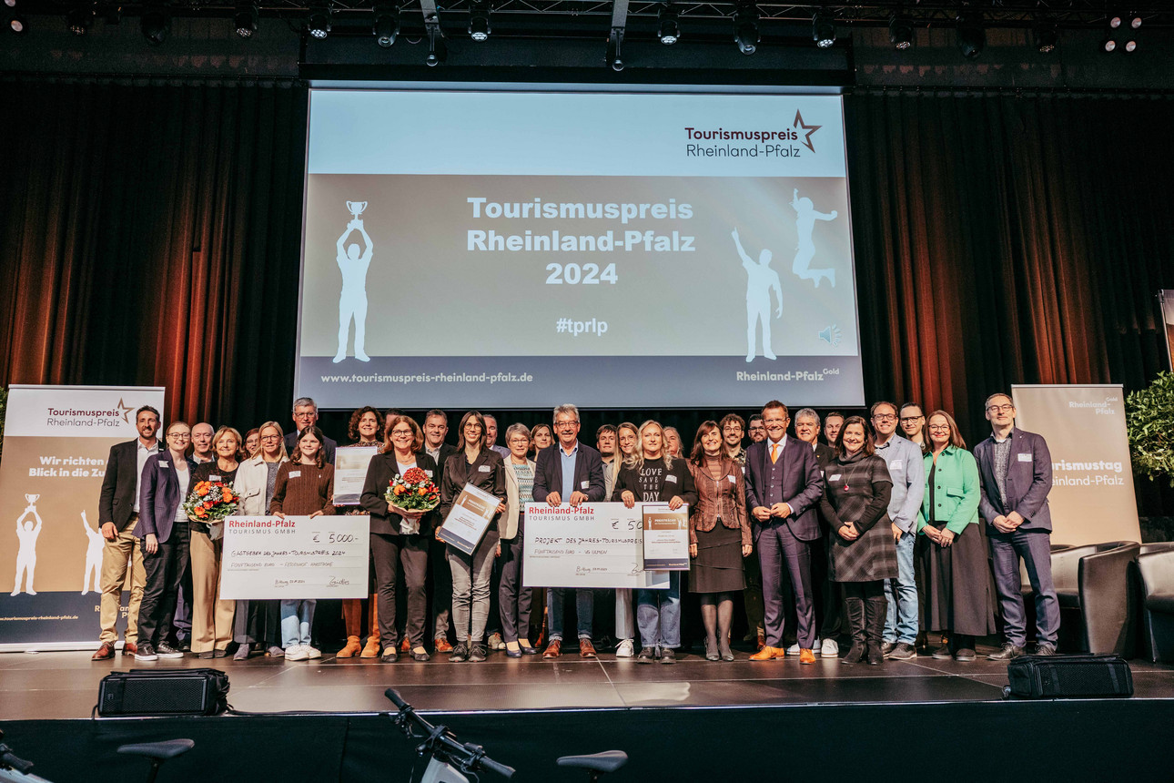 Wirtschaftsministerin Daniela Schmitt hat den 24. Tourismustag Rheinland-Pfalz feierlich eröffnet. Die landesweite Veranstaltung, die unter dem Motto „Deine Goldene Zeit im Tourismus Rheinland-Pfalz“ steht, brachte in Bitburg zahlreiche Vertreterinnen und Vertreter der Tourismusbranche zusammen.