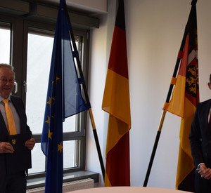 Wirtschaftsminister Dr. Volker Wissing überreichte Friedrich Hofmann für sein langjähriges ehrenamtliches Engagement und seine besonderen Verdienste um die Gesellschaft die von Ministerpräsidentin Malu Dreyer verliehene Verdienstmedaille des Landes Rheinland-Pfalz. 