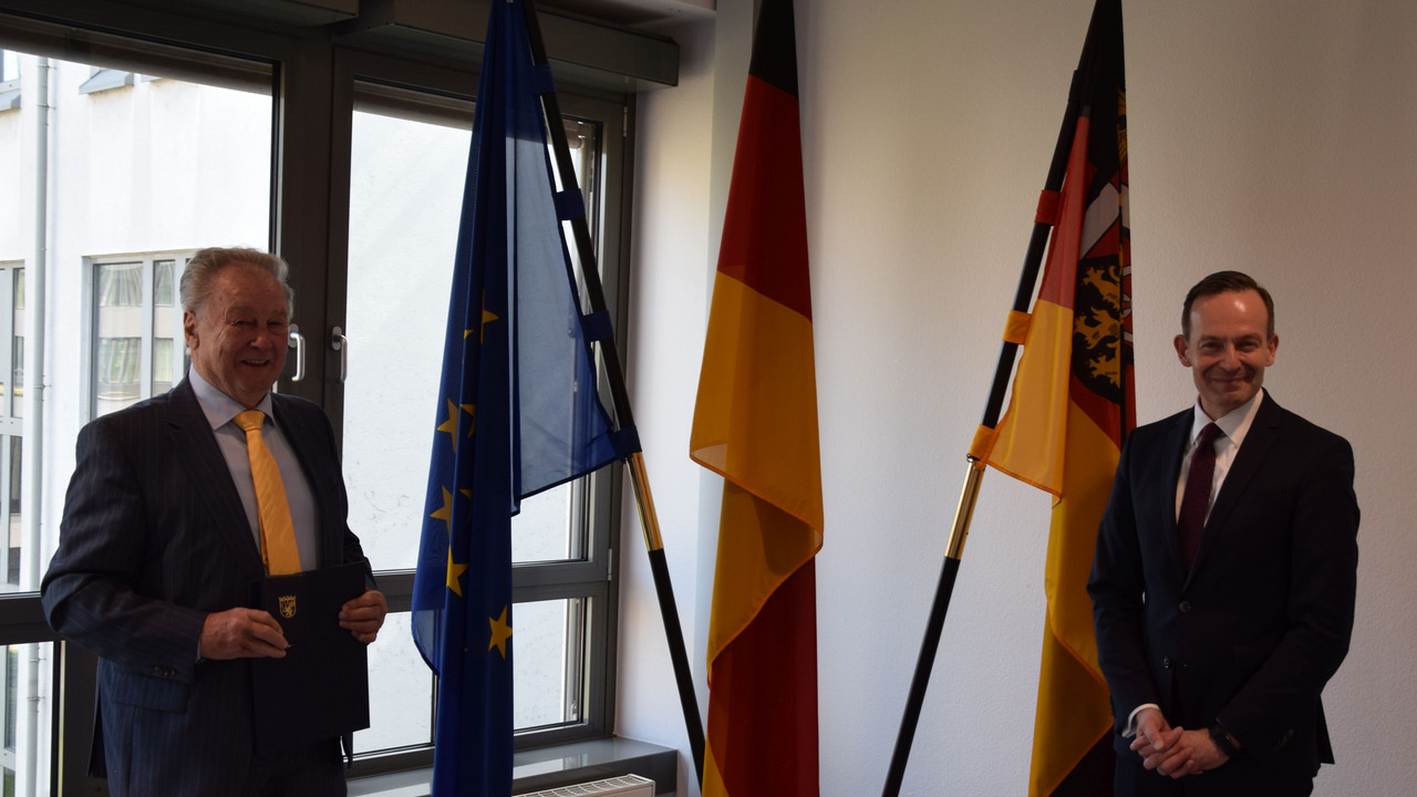 Wirtschaftsminister Dr. Volker Wissing überreichte Friedrich Hofmann für sein langjähriges ehrenamtliches Engagement und seine besonderen Verdienste um die Gesellschaft die von Ministerpräsidentin Malu Dreyer verliehene Verdienstmedaille des Landes Rheinland-Pfalz. 