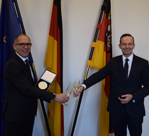 Wirtschaftsminister Dr. Volker Wissing hat Matthias Kuhl für sein Engagement für den Wirtschaftsstandort Rheinland-Pfalz mit der Wirtschaftsmedaille ausgezeichnet.