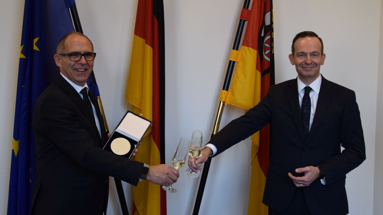 Wirtschaftsminister Dr. Volker Wissing hat Matthias Kuhl für sein Engagement für den Wirtschaftsstandort Rheinland-Pfalz mit der Wirtschaftsmedaille ausgezeichnet.