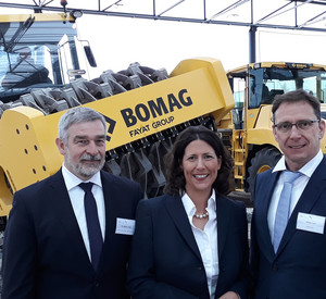 Staatssekretärin Daniela Schmitt (mitte) mit Dr. Martin Thul, Geschäftsführer CVC Südwest (links) und Robert Laux, Geschäftsleitung BOMAG (rechts).
