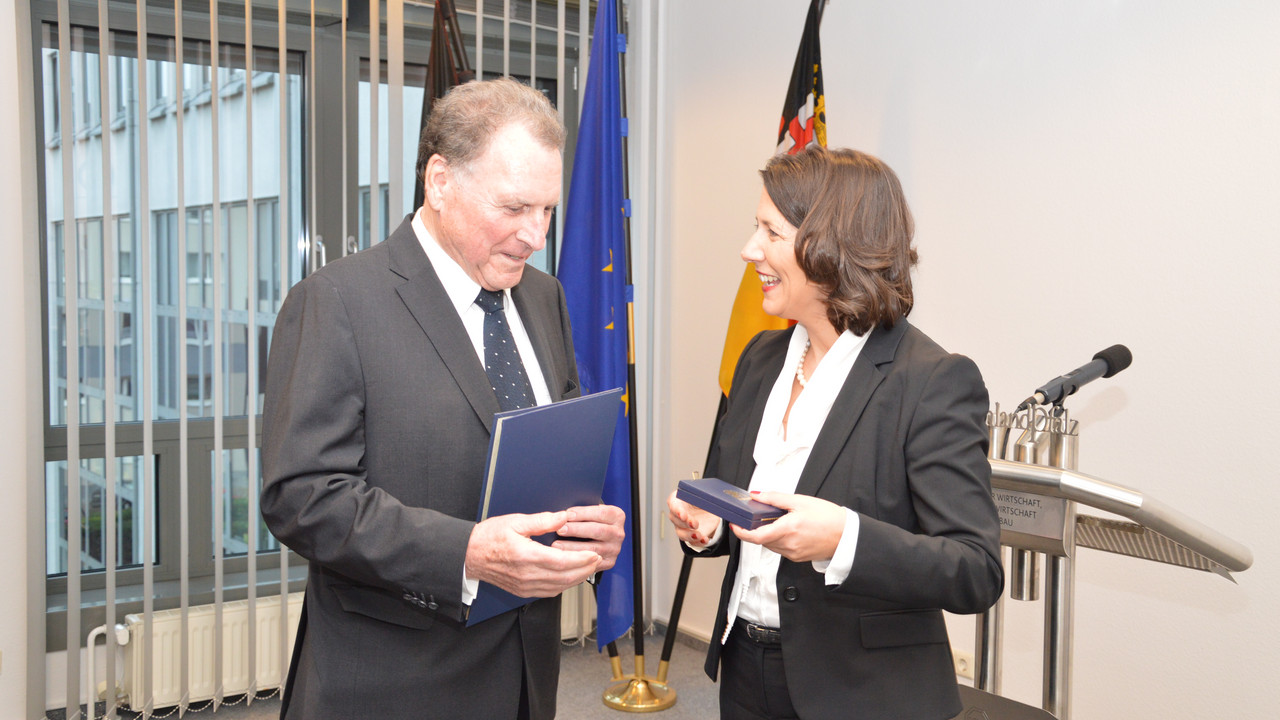 Wirtschaftsstaatssekretärin Daniela Schmitt überreicht Gregor Steinborn, Bauunternehmer aus Bad Neuenahr-Ahrweiler, die von Ministerpräsidentin Malu Dreyer verliehene Verdienstmedaille des Landes Rheinland-Pfalz.