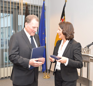 Wirtschaftsstaatssekretärin Daniela Schmitt überreicht Gregor Steinborn, Bauunternehmer aus Bad Neuenahr-Ahrweiler, die von Ministerpräsidentin Malu Dreyer verliehene Verdienstmedaille des Landes Rheinland-Pfalz.