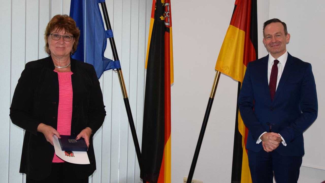 Wirtschaftsminister Dr. Volker Wissing verleiht Wirtschaftsmedaille an Martina Nighswonger