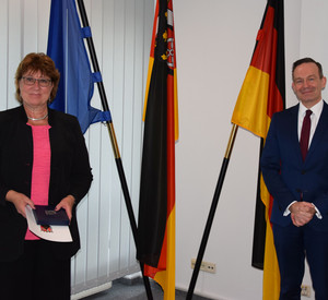 Wirtschaftsminister Dr. Volker Wissing verleiht Wirtschaftsmedaille an Martina Nighswonger