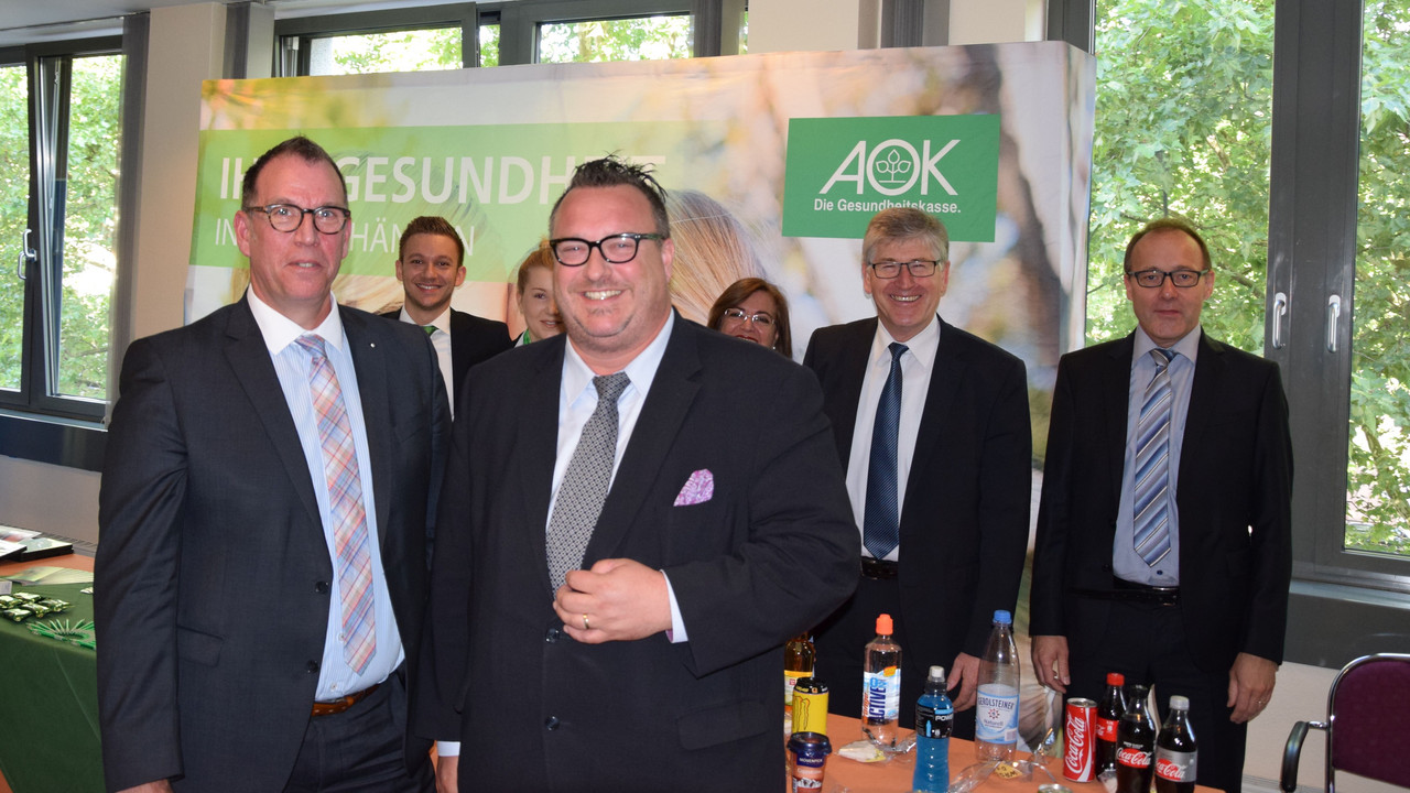 Staatssekretär Andy Becht (vorne r.) eröffnete gemeinsam mit Udo Hoffmann (vorne l.), Beauftragter des Vorstandes der AOK Rheinland-Pfalz/Saarland, und Werner Straßer (hinten 2. v. r.), Bezirksgeschäftsführer der AOK Rheinland-Pfalz/Saarland den Gesundheitstag im Ministerium.