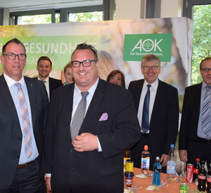 Staatssekretär Andy Becht (vorne r.) eröffnete gemeinsam mit Udo Hoffmann (vorne l.), Beauftragter des Vorstandes der AOK Rheinland-Pfalz/Saarland, und Werner Straßer (hinten 2. v. r.), Bezirksgeschäftsführer der AOK Rheinland-Pfalz/Saarland den Gesundheitstag im Ministerium.