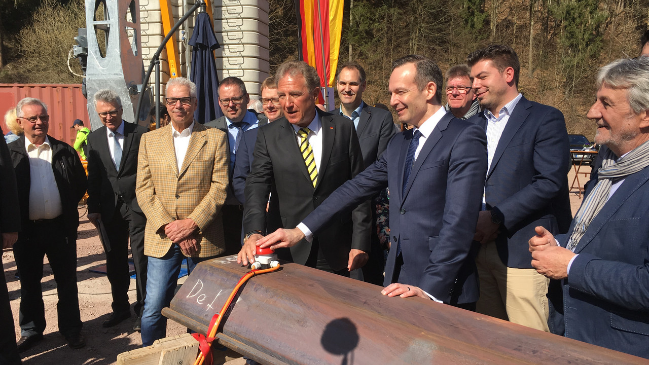 Verkehrsminister Dr. Volker Wissing hat gemeinsam mit dem Parlamentarischen Staatssekretär des Bundesministeriums für Verkehr und digitale Infrastruktur, Norbert Barthle MdB, den Spatenstich zur Ortsumgehung Bad Bergzabern gesetzt.
