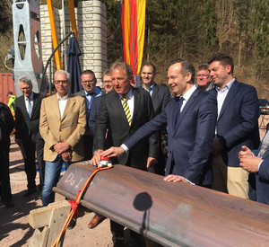 Verkehrsminister Dr. Volker Wissing hat gemeinsam mit dem Parlamentarischen Staatssekretär des Bundesministeriums für Verkehr und digitale Infrastruktur, Norbert Barthle MdB, den Spatenstich zur Ortsumgehung Bad Bergzabern gesetzt.