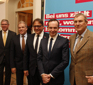 Wirtschaftsminister Dr. Volker Wissing gemeinsam mit den rheinland-pfälzischen Handwerkskammern bei der Konferenz "Duale Ausbildung, dualer Nutzen – Digitalisierung und Fachkräftesicherung mit dem Handwerk meistern" in Brüssel. 
