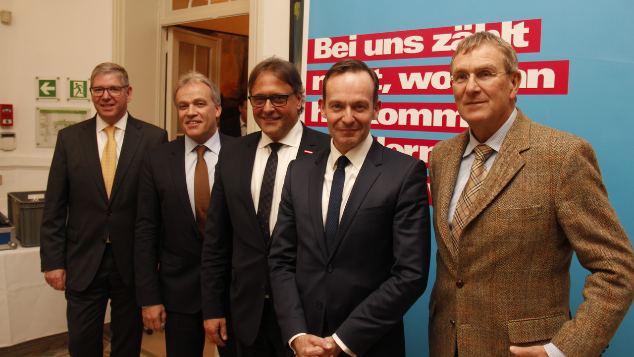 Wirtschaftsminister Dr. Volker Wissing gemeinsam mit den rheinland-pfälzischen Handwerkskammern bei der Konferenz "Duale Ausbildung, dualer Nutzen – Digitalisierung und Fachkräftesicherung mit dem Handwerk meistern" in Brüssel. 