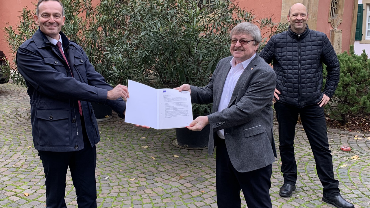 Dr. Volker Wissing, Stadtbürgermeister Manfred Dörr, im Hintergrund Geschäftsführer des Tourist Service Deidesheim Stefan Wemhoener