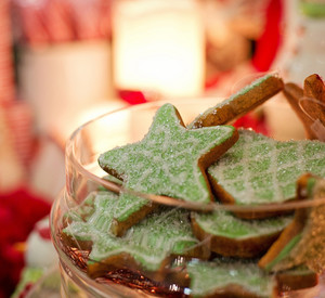 Eine Glasschüssel mit Weihnachtsplätzchen