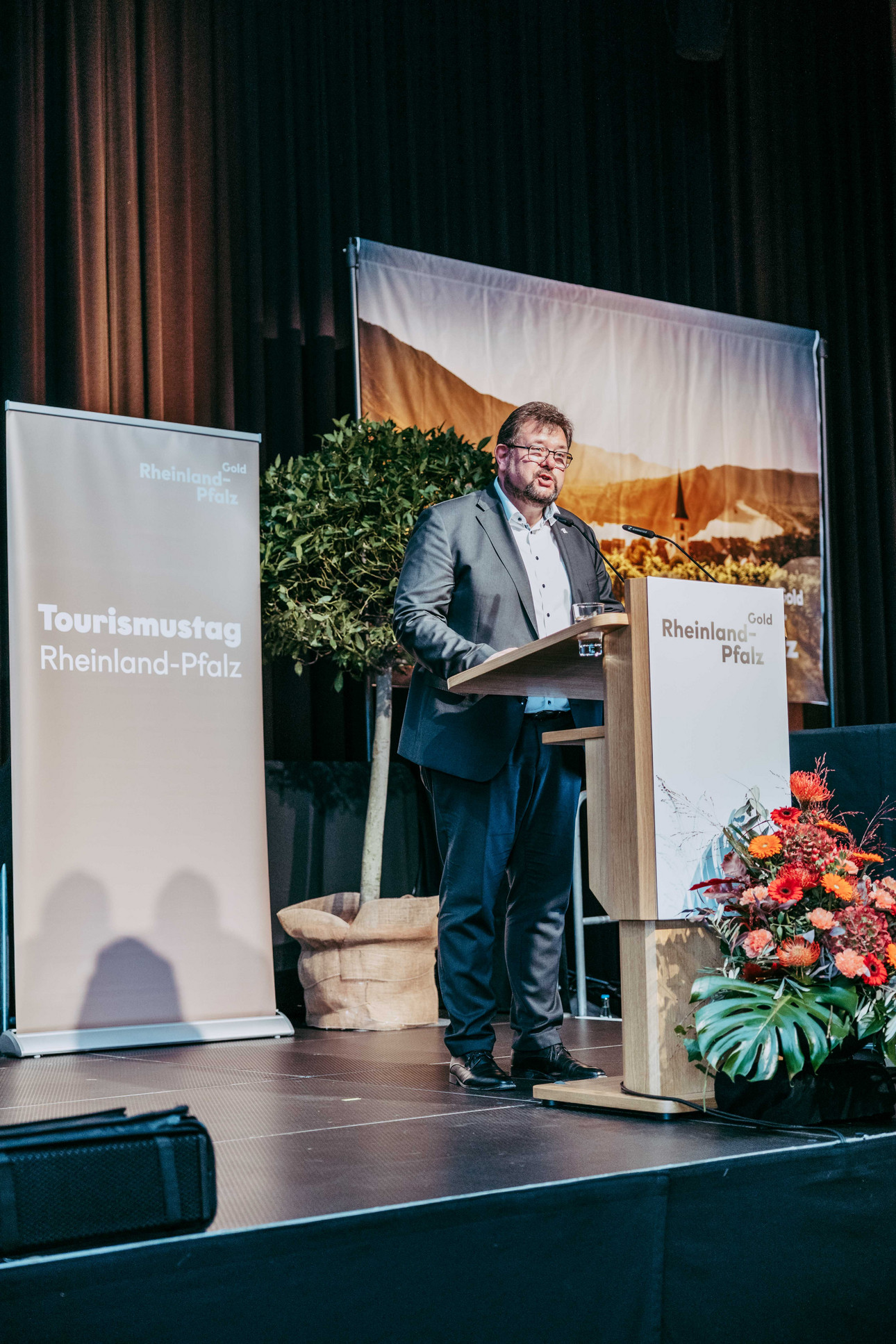 Wirtschaftsministerin Daniela Schmitt hat den 24. Tourismustag Rheinland-Pfalz feierlich eröffnet. Die landesweite Veranstaltung, die unter dem Motto „Deine Goldene Zeit im Tourismus Rheinland-Pfalz“ steht, brachte in Bitburg zahlreiche Vertreterinnen und Vertreter der Tourismusbranche zusammen.