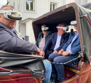 Staatssekretär Andy Becht bei einer Virtual-Reality-Tour mit einer E-Kutsche in Saarburg.