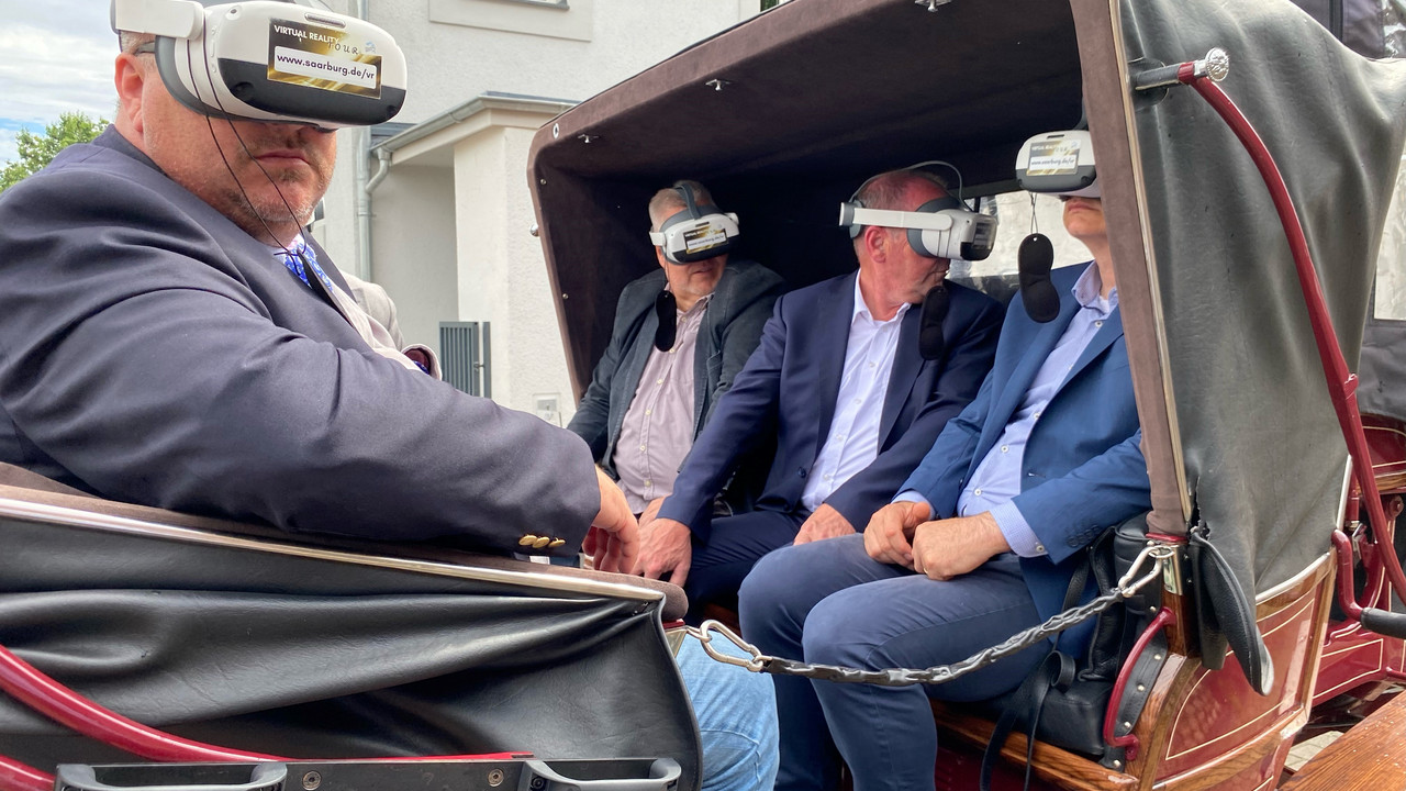 Staatssekretär Andy Becht bei einer Virtual-Reality-Tour mit einer E-Kutsche in Saarburg.