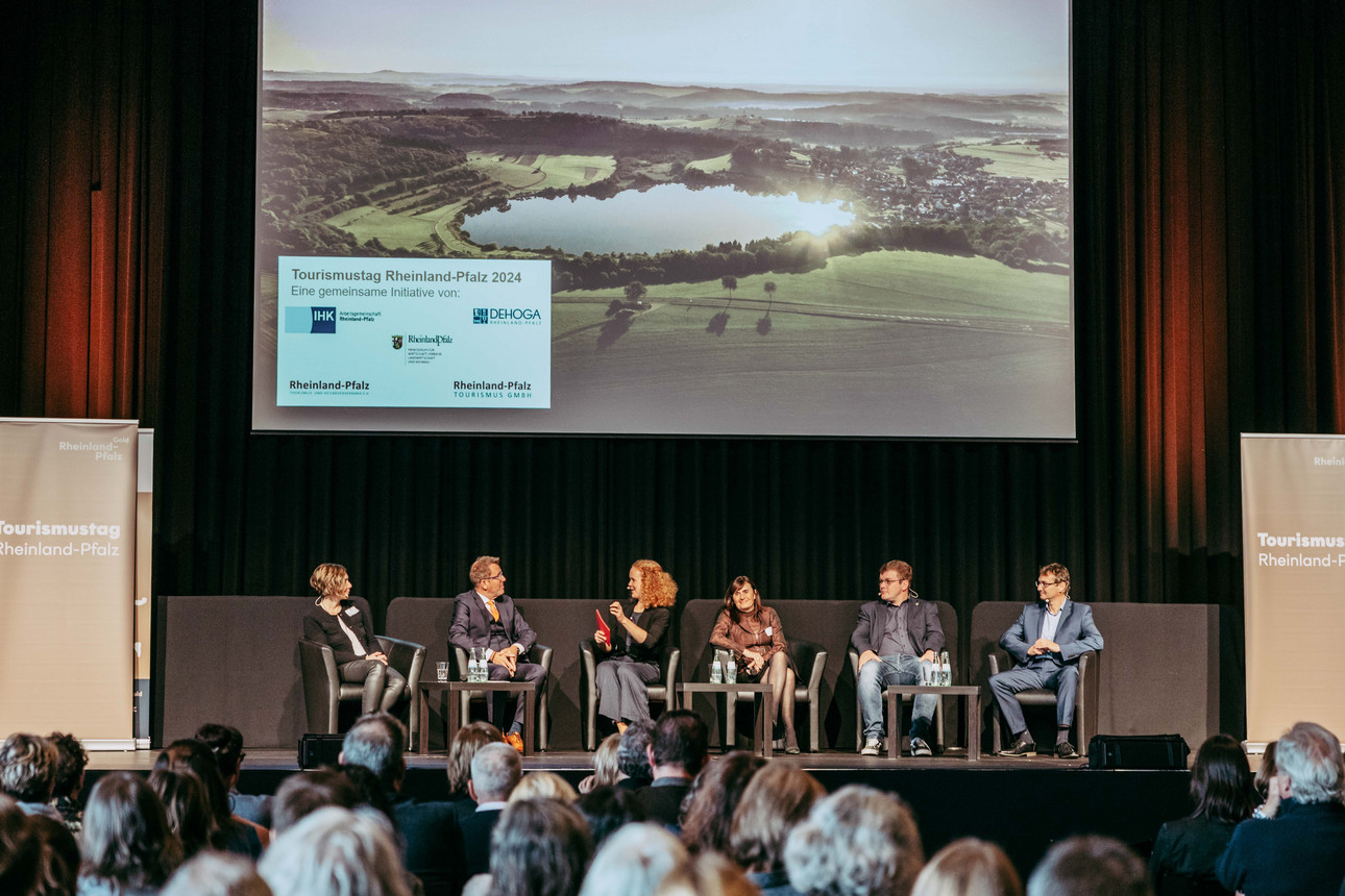 Wirtschaftsministerin Daniela Schmitt hat den 24. Tourismustag Rheinland-Pfalz feierlich eröffnet. Die landesweite Veranstaltung, die unter dem Motto „Deine Goldene Zeit im Tourismus Rheinland-Pfalz“ steht, brachte in Bitburg zahlreiche Vertreterinnen und Vertreter der Tourismusbranche zusammen.