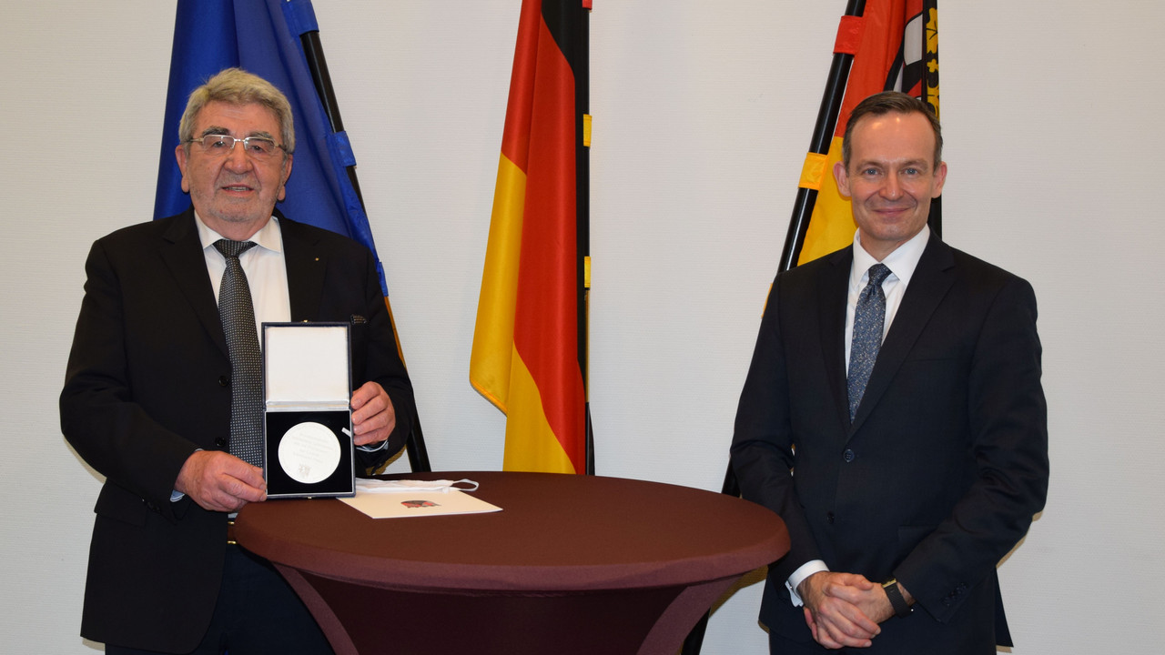 Wirtschaftsminister Dr. Volker Wissing hat Roland Bott aus Guldental für sein außerordentliches Engagement für die Wirtschaft in Rheinland-Pfalz die Wirtschaftsmedaille verliehen.