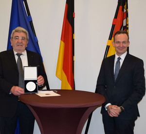 Wirtschaftsminister Dr. Volker Wissing hat Roland Bott aus Guldental für sein außerordentliches Engagement für die Wirtschaft in Rheinland-Pfalz die Wirtschaftsmedaille verliehen.