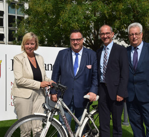 v.l.n.r. Bürgermeisterin der VG Schweich, Christiane Horsch, Verkehrsstaatsverkehr Andy Becht, der Bürgermeister der VG Konz, Joachim Weber und der Trierer Beigeordnete Andreas Ludwig.