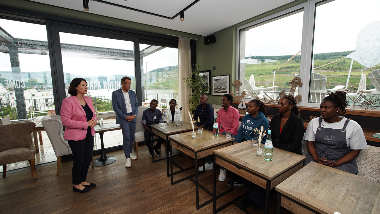 Wirtschaftsministerin Daniela Schmitt hat im Rahmen einer Pressekonferenz gemeinsam mit Dehoga-Präsident Gereon Haumann, dem Betreiber des Hotel Papa Rhein, Jan Bolland, und neun Jugendlichen aus Ruanda ein Fachkräfte-Projekt für Hotel- und Gastronomieberufe vorgestellt. 