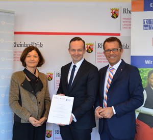 Wirtschaftsminister Dr. Volker Wissing, Gereon Haumann, Präsident des Dehoga Rheinland-Pfalz und Heidrun Schulz, Leiterin der Regionaldirektion Rheinland-Pfalz-Saarland der Bundesagentur für Arbeit, haben heute die Kooperationsvereinbarung unterzeichnet. 
