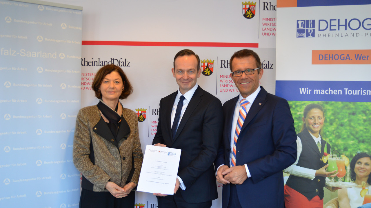 Wirtschaftsminister Dr. Volker Wissing, Gereon Haumann, Präsident des Dehoga Rheinland-Pfalz und Heidrun Schulz, Leiterin der Regionaldirektion Rheinland-Pfalz-Saarland der Bundesagentur für Arbeit, haben heute die Kooperationsvereinbarung unterzeichnet. 