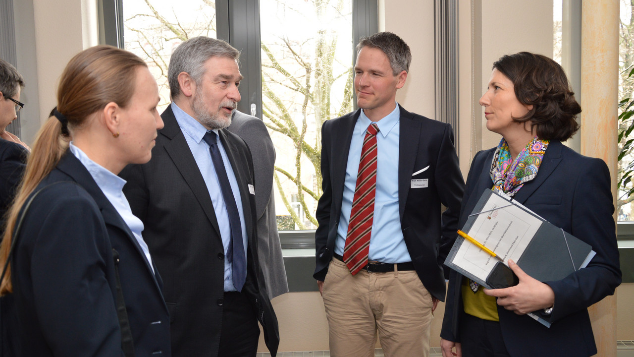 Wirtschaftsstaatssekretärin Daniela Schmitt beim Branchengespräch "Innovative Oberflächentechnik".
