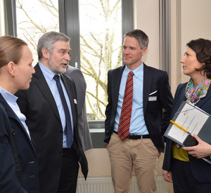 Wirtschaftsstaatssekretärin Daniela Schmitt beim Branchengespräch "Innovative Oberflächentechnik".