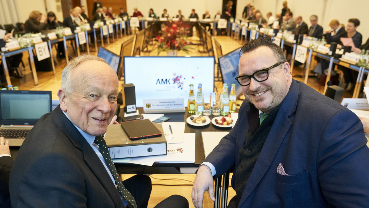 v.l.n.r. Dr. Hermann Onko Aeikens, Staatssekretär im Bundesministerium für Ernährung und Landwirtschaft (BMEL) und Andy Becht, Staatssekretär im Ministerium für Wirtschaft, Verkehr, Landwirtschaft und Weinbau Rheinland-Pfalz (MWVLW) bei der Amtschefkonferenz am 17.01.2019 in Berlin. 