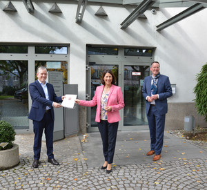 Wirtschaftsstaatssekretärin Daniela Schmitt übergibt Förderbescheid an Stadtwerke-Vorstandsvorsitzenden Daniel Gahr und Oberbürgermeister Michael Ebling.