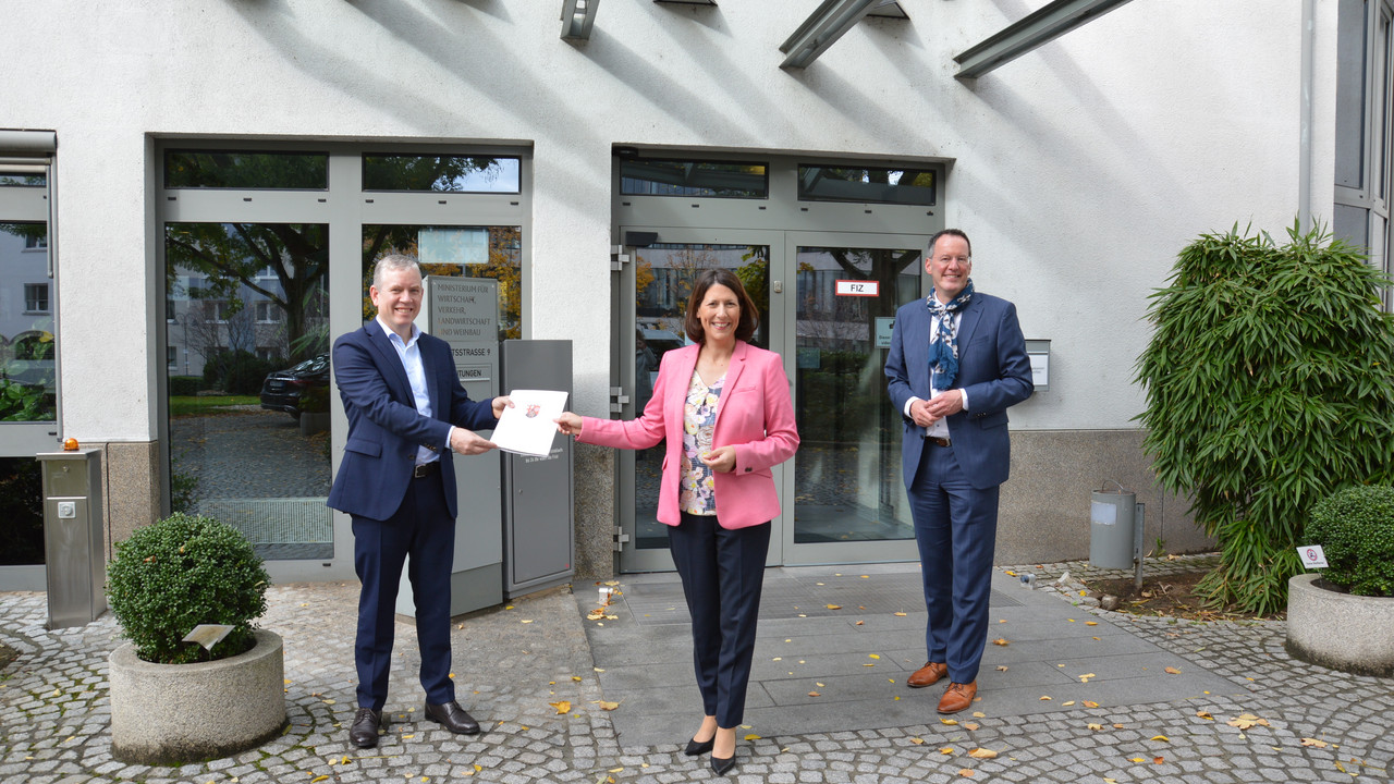 Wirtschaftsstaatssekretärin Daniela Schmitt übergibt Förderbescheid an Stadtwerke-Vorstandsvorsitzenden Daniel Gahr und Oberbürgermeister Michael Ebling.