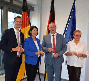 Alexis Gula, Präsident des Bundesverbandes des Schornsteinfegerhandwerks, Wirtschaftsministerin Daniela Schmitt, Michael Bauer und seine Ehefrau.