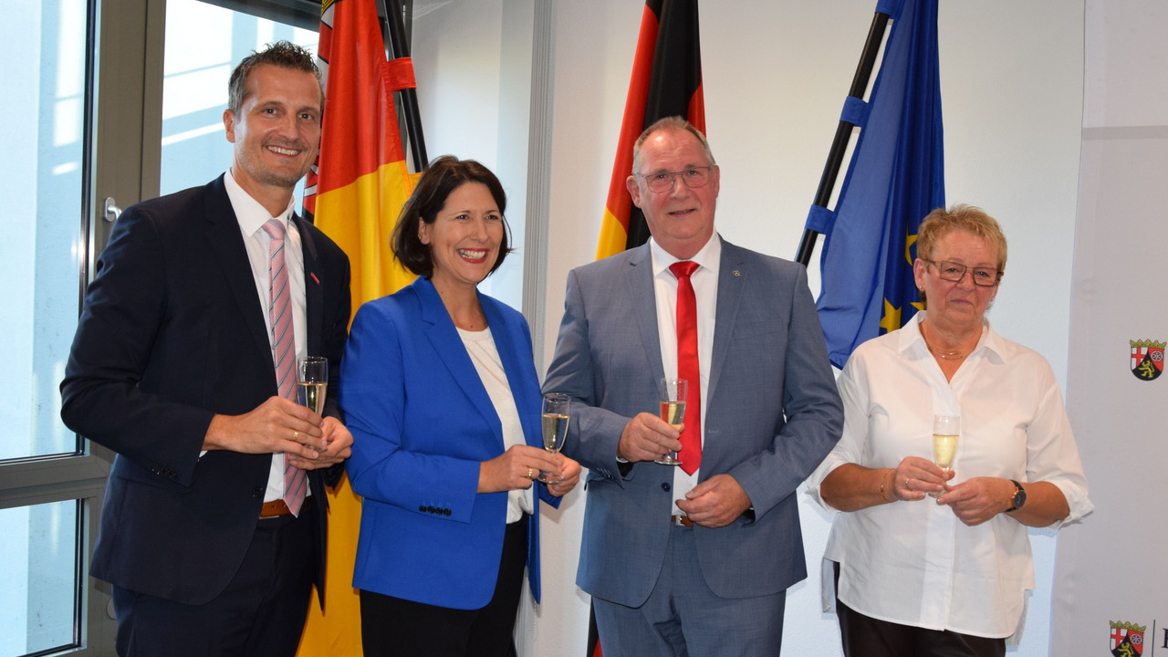 Alexis Gula, Präsident des Bundesverbandes des Schornsteinfegerhandwerks, Wirtschaftsministerin Daniela Schmitt, Michael Bauer und seine Ehefrau.