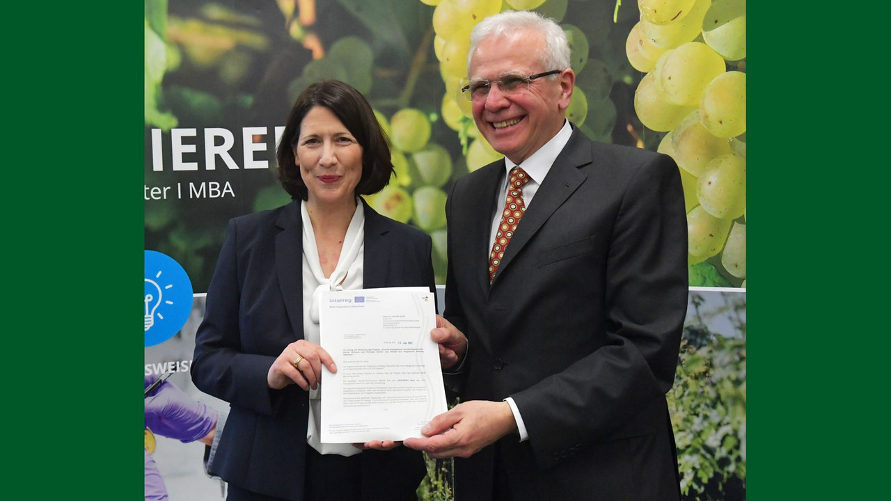 Die rheinland-pfälzische Weinbauministerin Daniela Schmitt überreicht die Förderzusage in Höhe von rund 1,7 Mio. Euro an Dr. Günter Hoos, Leiter des Dienstleistungszentrums Ländlicher Raum (DLR) Rheinpfalz.