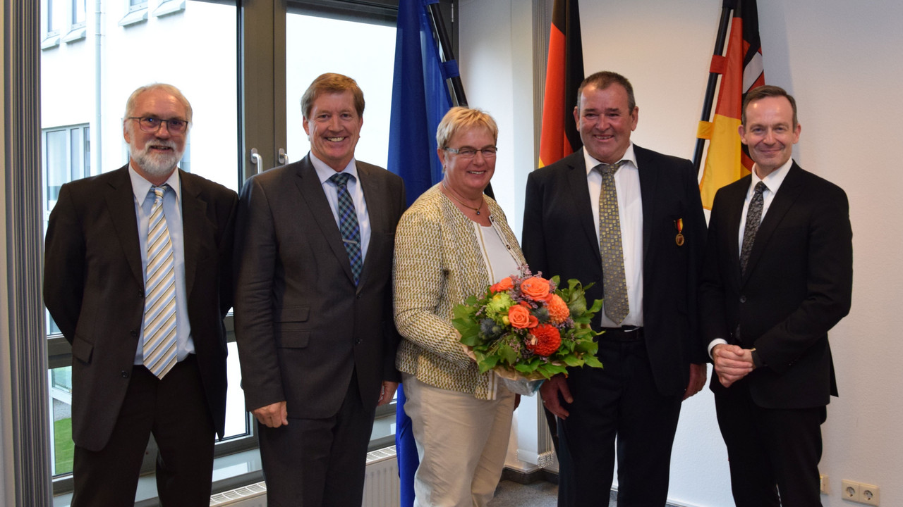 Wirtschaftsminister Dr. Volker Wissing hat Roland Bellaire die Verdienstmedaille des Landes Rheinland-Pfalz überreicht.