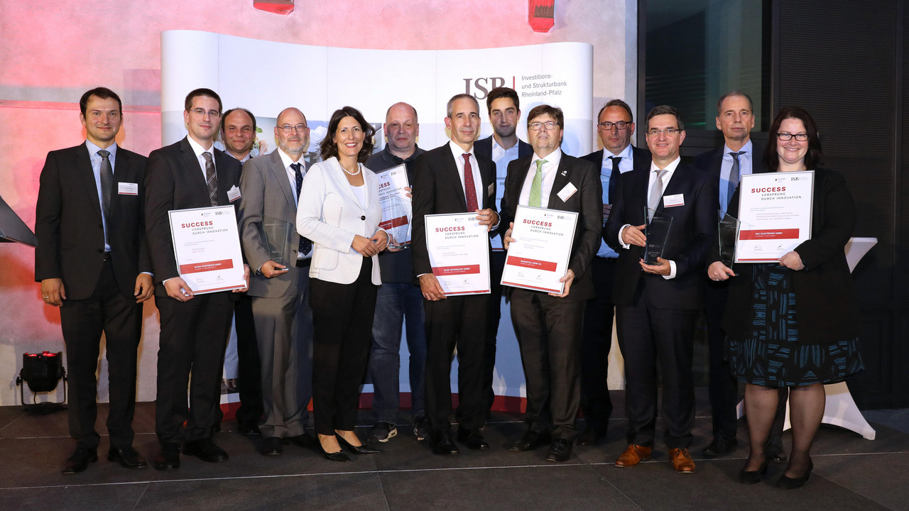 Wirtschaftsstaatssekretärin Daniela Schmitt und Dr. Ulrich Link, Mitglied des Vorstandes der Investitions- und Strukturbank Rheinland-Pfalz (ISB), mit Vertretern der ausgezeichneten Unternehmen.