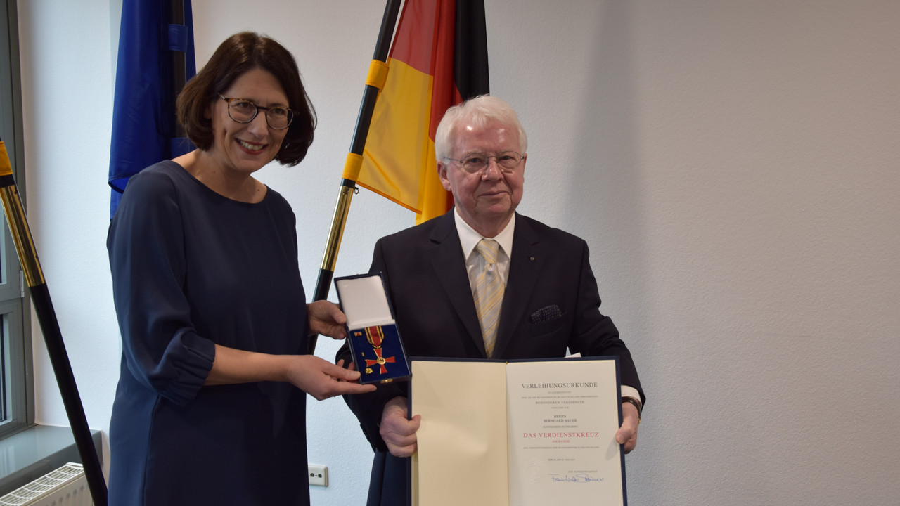 Daniela Schmitt überreicht Verdienstkreuz am Bande des Verdienstordens der Bundesrepublik Deutschland an Bernhard Bauer
