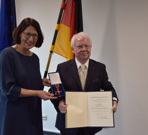 Daniela Schmitt überreicht Verdienstkreuz am Bande des Verdienstordens der Bundesrepublik Deutschland an Bernhard Bauer